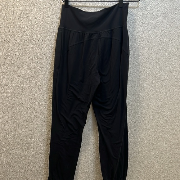Athleta SALUTATION HIGH RISE JOGGER in black sz small little hair - Picture 5 of 7